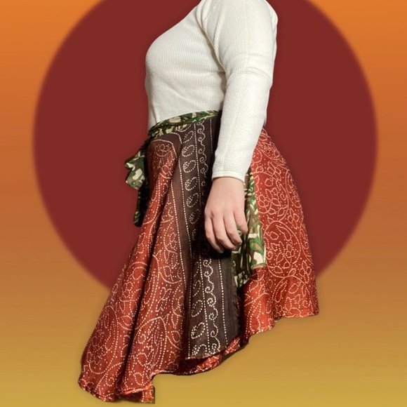 Reversible wrap skirt with an amazing print - Picture 4 of 4